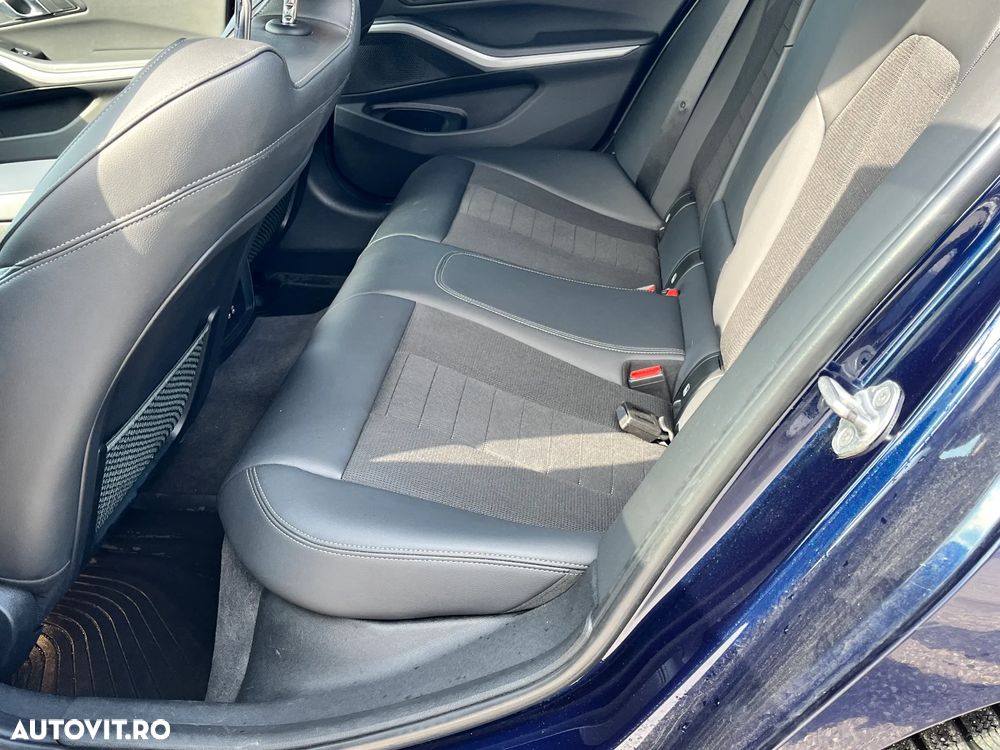 BMW Seria 3 330i xDrive AT - 11