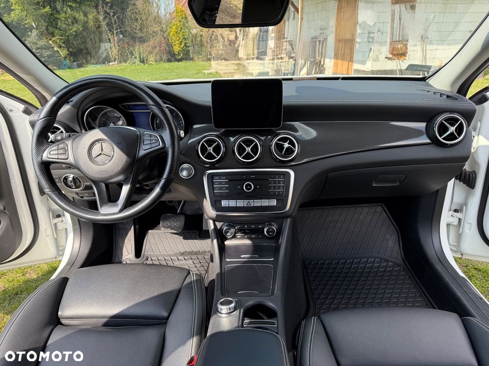 Mercedes-Benz GLA 200 7G-DCT - 14