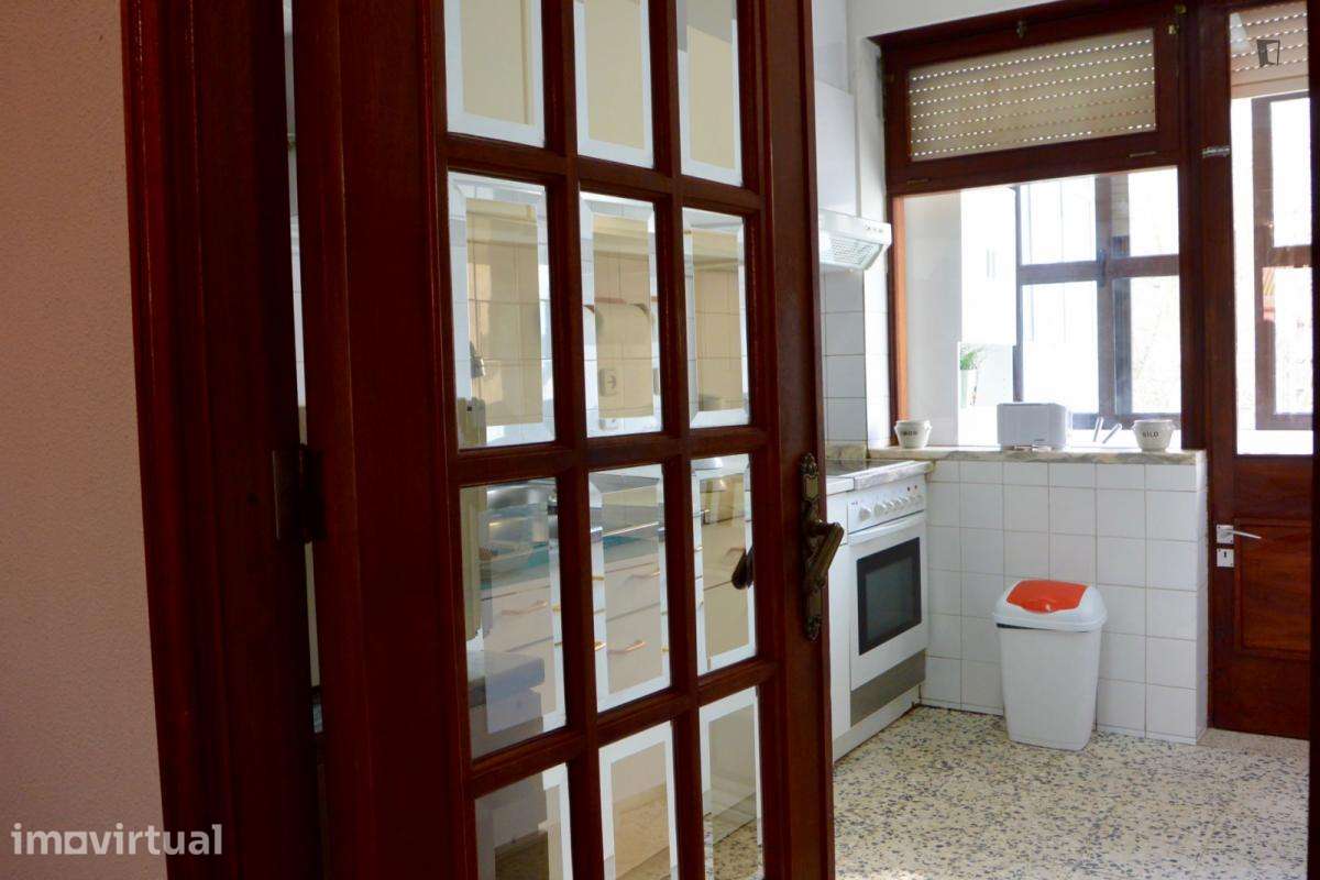 Quarto - localizado em Lordelo do Ouro Porto - Grande imagem: 2/18