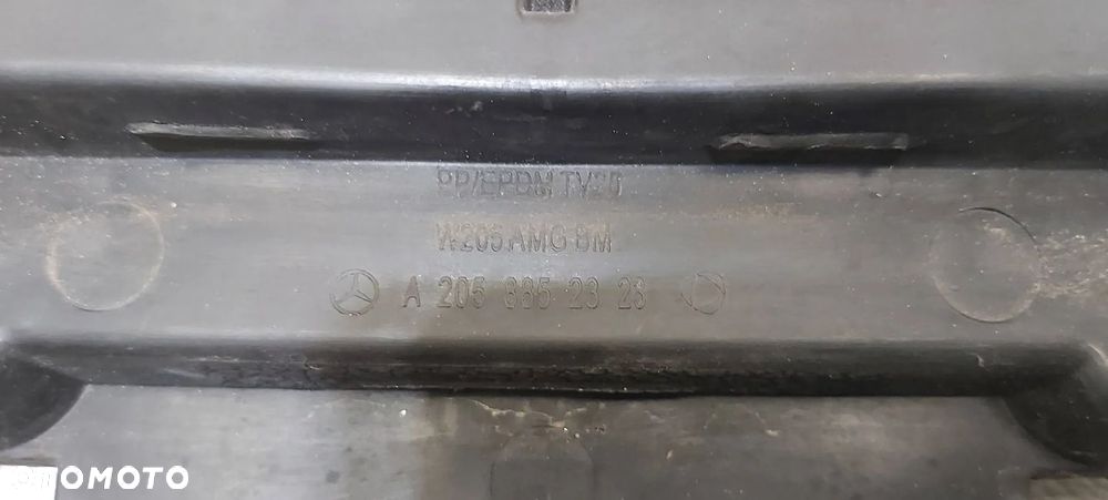 KRATKA ZDERZAKA ŚRODKOWA MERCEDES C-KLASA W205 A205 6.3 AMG A2058852323 - 3
