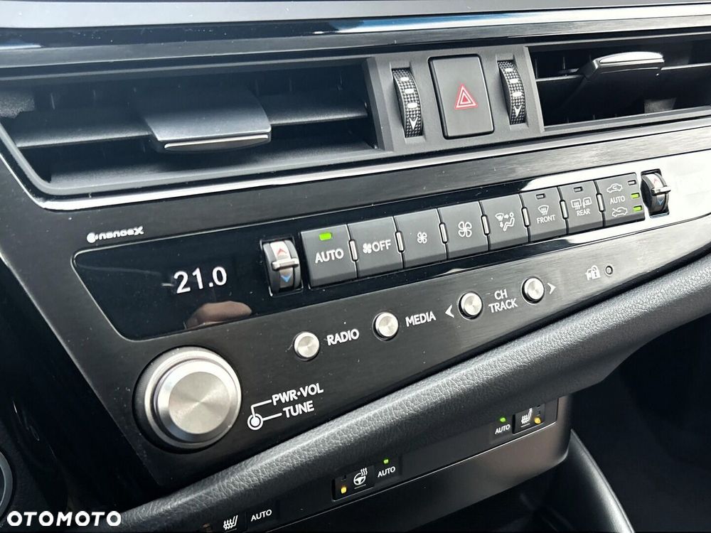Lexus ES 300h F Sport Design - 20