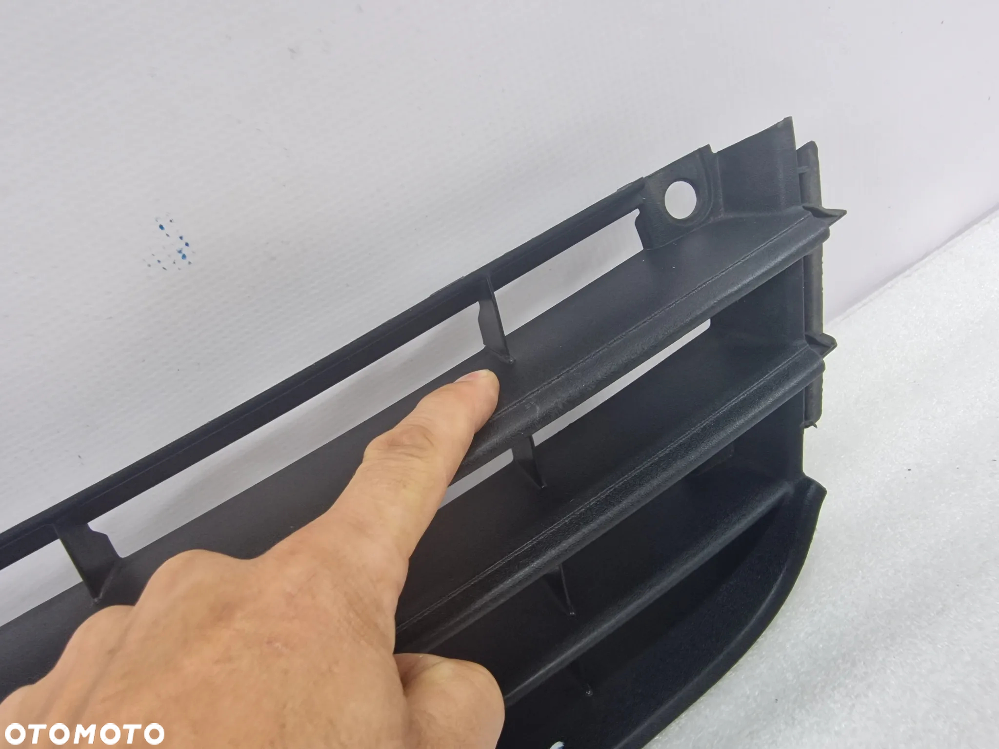 VW TOURAN I LIFT / CADDY 1T0 06-08 KRATKA ŚRODKOWA ZDERZAKA PRZEDNIEGO PRZÓD , NR 1T0853677 , NR AUKCJI KR256 - 11