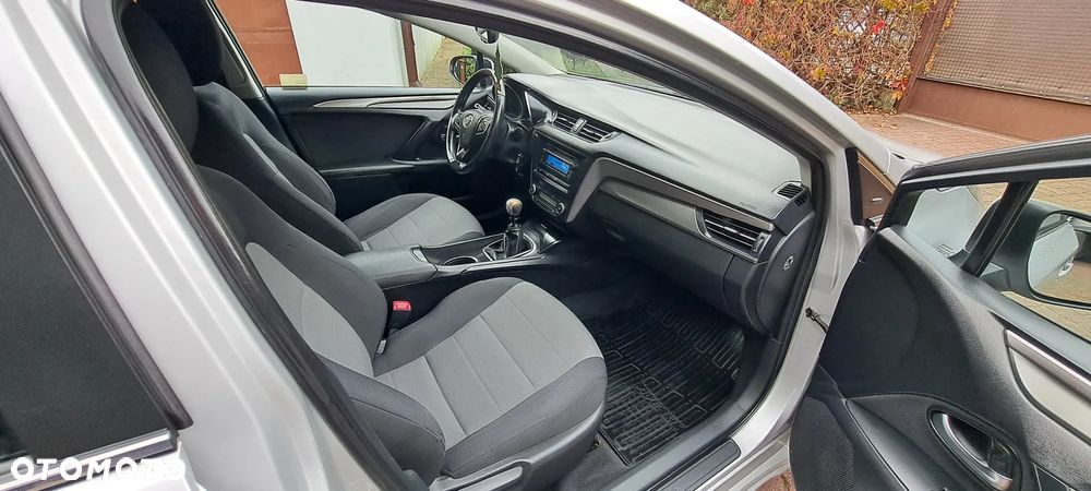 Toyota Avensis 1.6 Active - 11