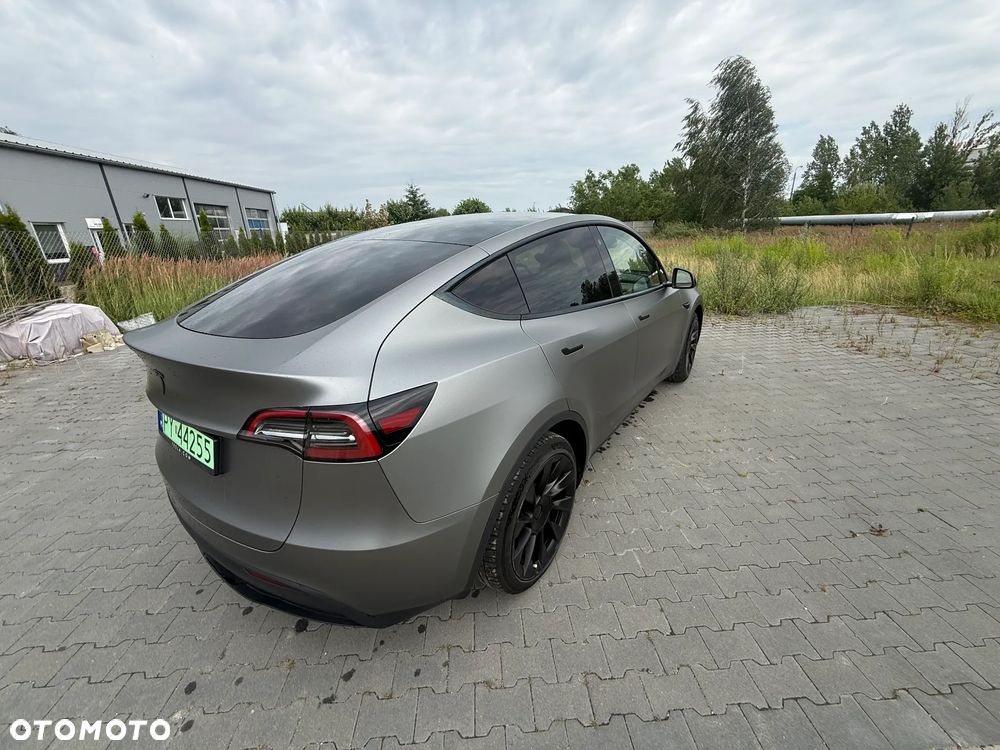 Tesla Model Y - 4