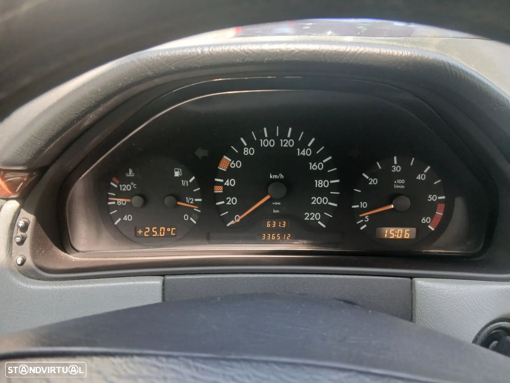 Mercedes-Benz E 220 D Classic - 11