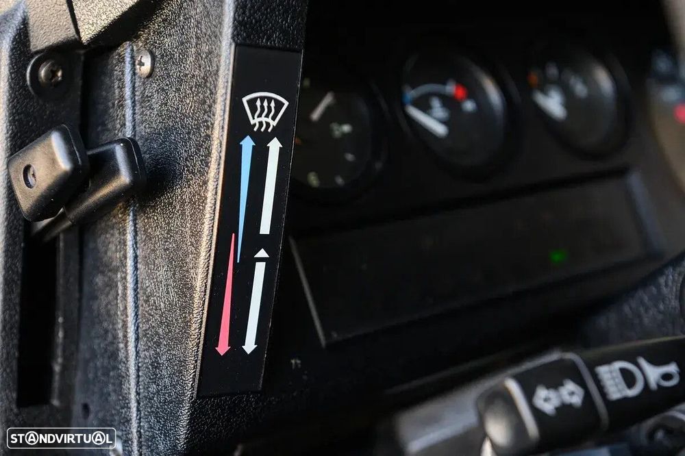 Land Rover Defender 90 2.5 Td5 E - 35