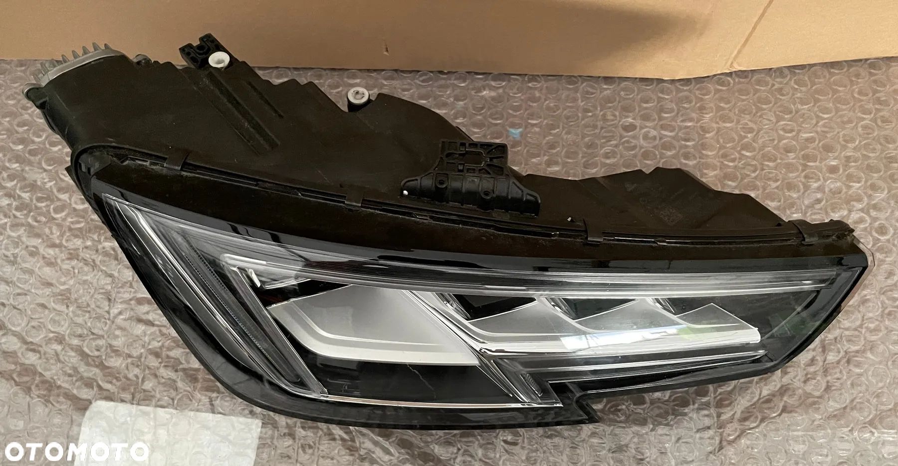 Audi A4 B9 8W reflektor prawy lampa matrix 8W0941036 - 1