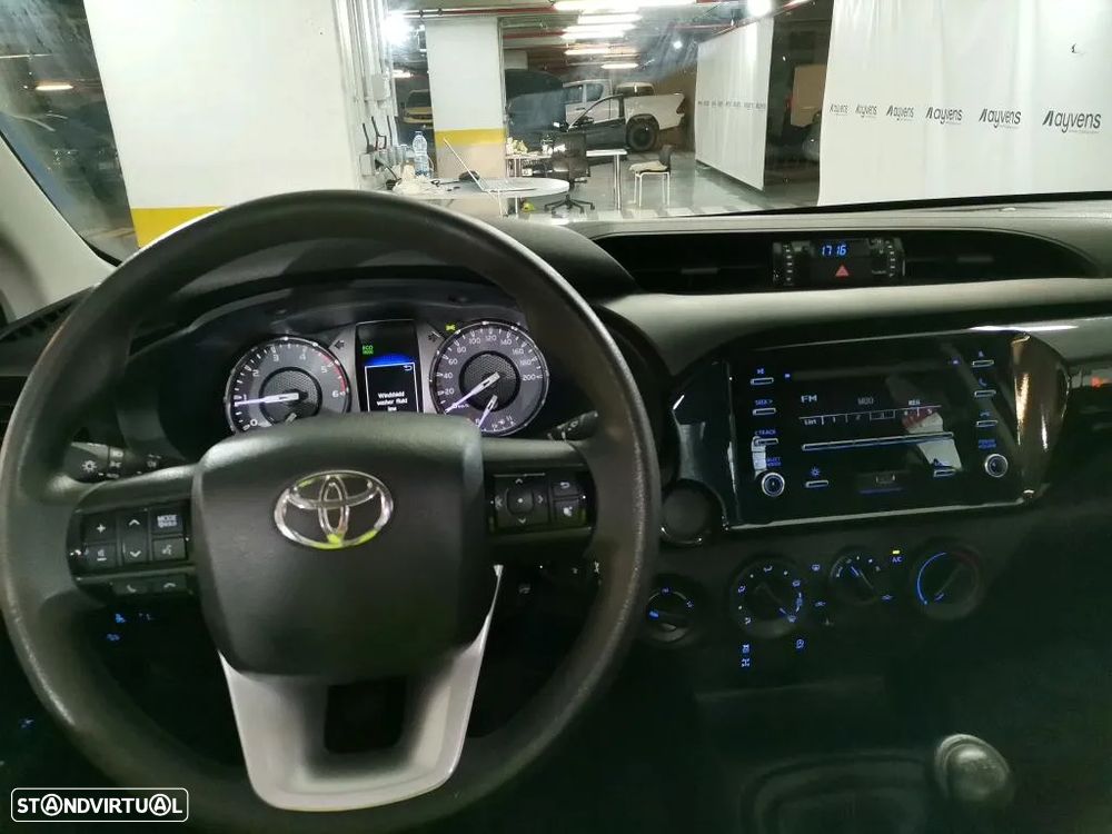 Toyota HILUX 2.4 D-4D 4WD CE CH 3L - 8
