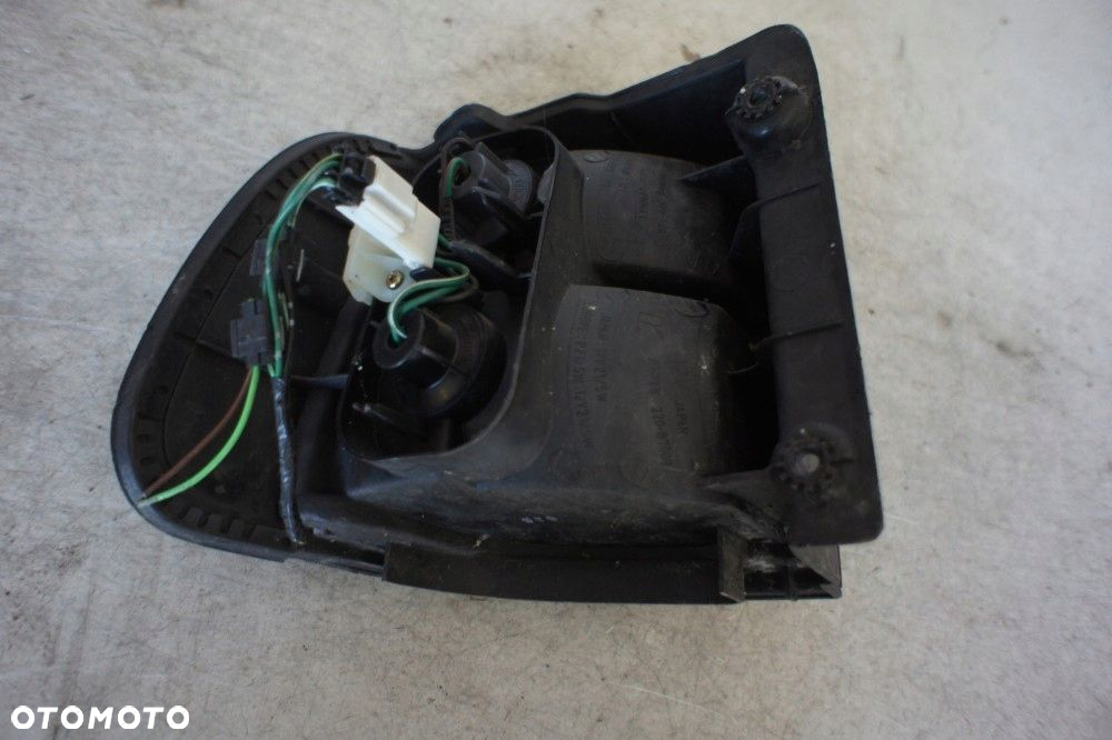 MITSUBISHI SPACE GEAR LAMPA PRAWY TYŁ - 3