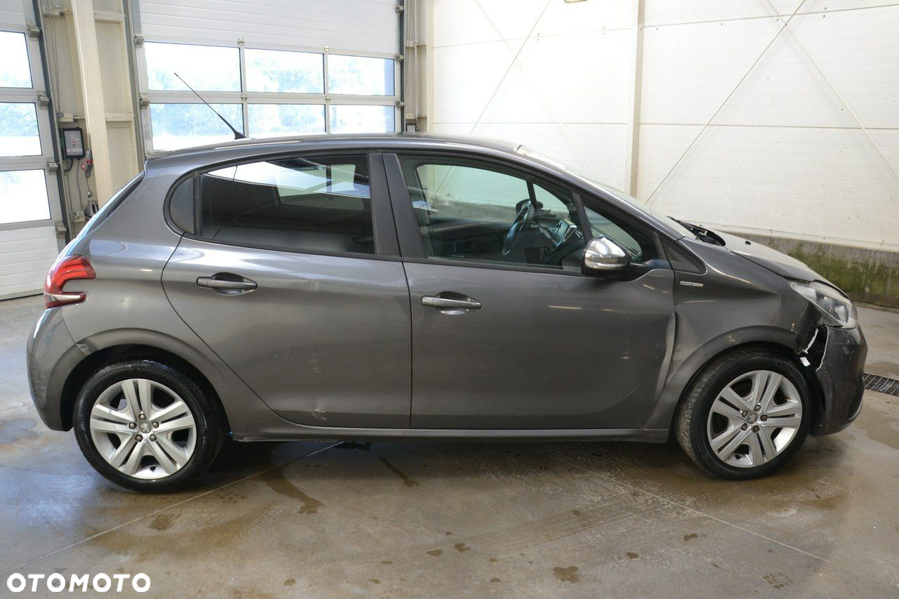 Peugeot 208 - 8