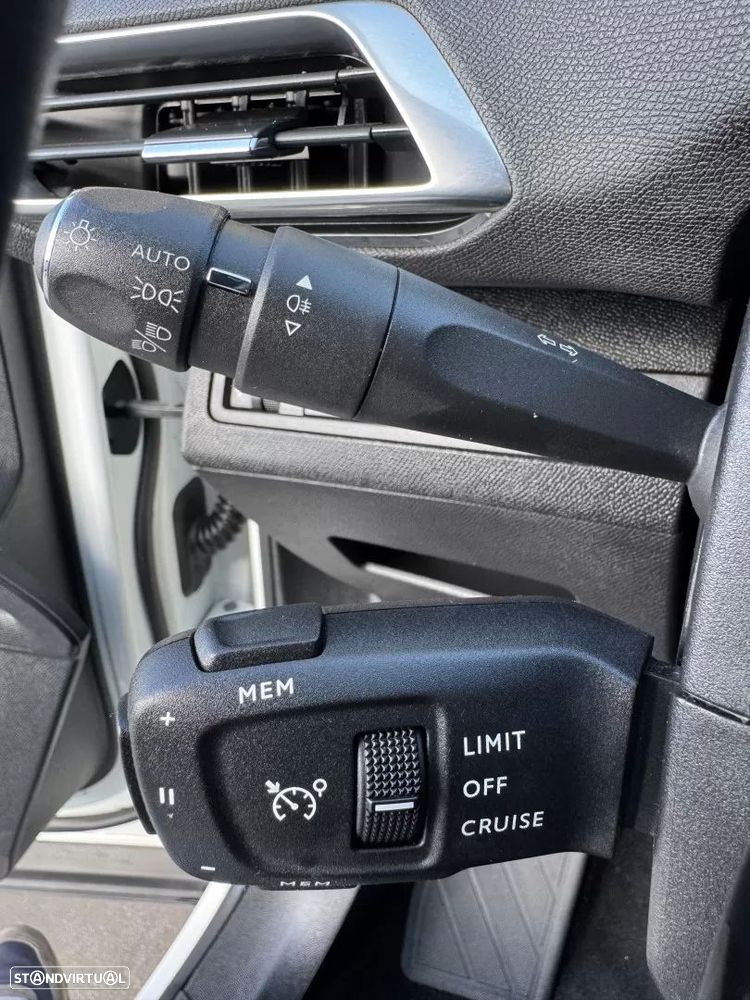 Peugeot 3008 1.2 PureTech Allure Pack - 33