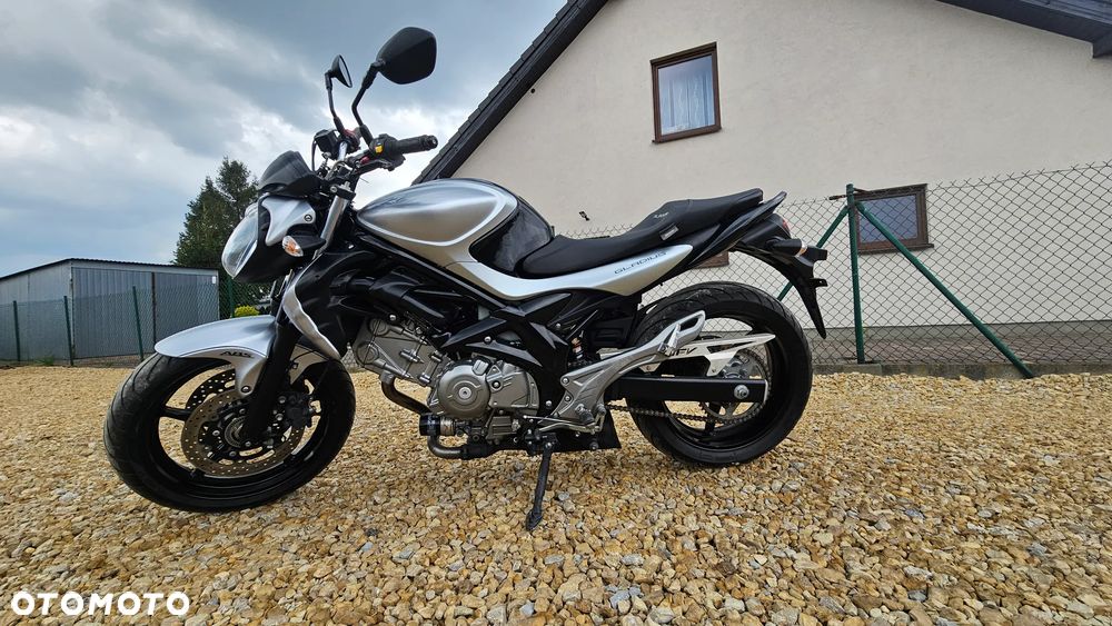 Suzuki Gladius - 2