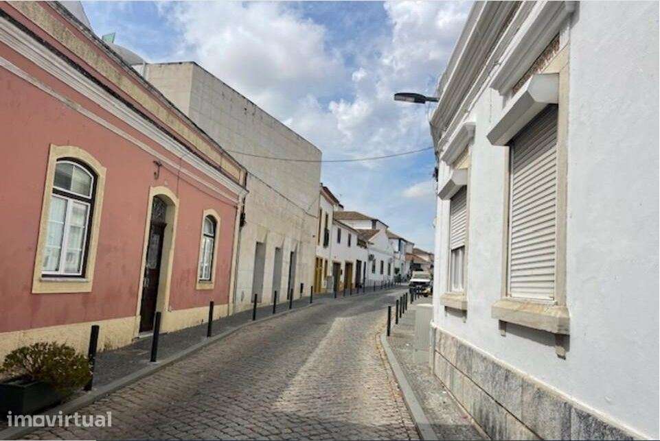 Prédio/moradia originalmente destinado a serviços (ex-agência bancá... - Grande imagem: 4/19