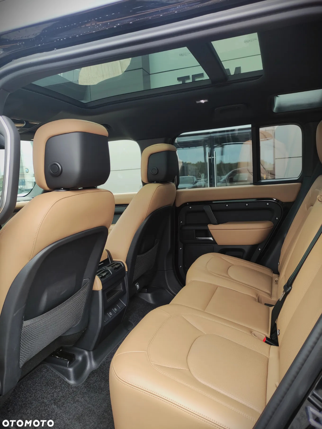Land Rover Defender - 25