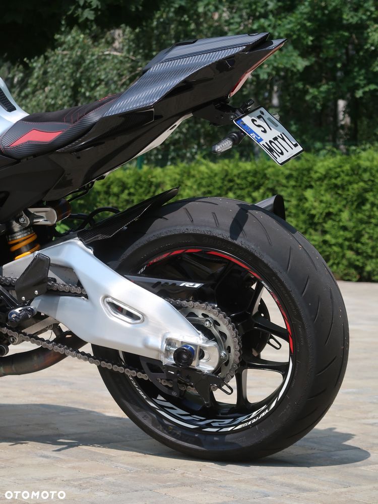 Yamaha R1 - 8