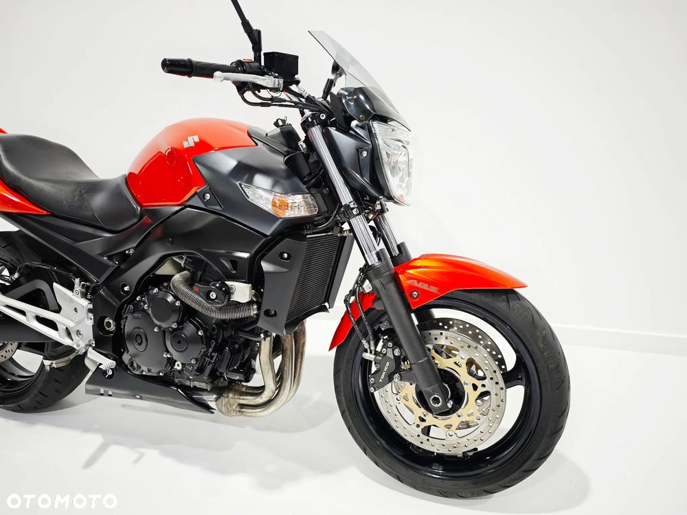Suzuki GSR - 6