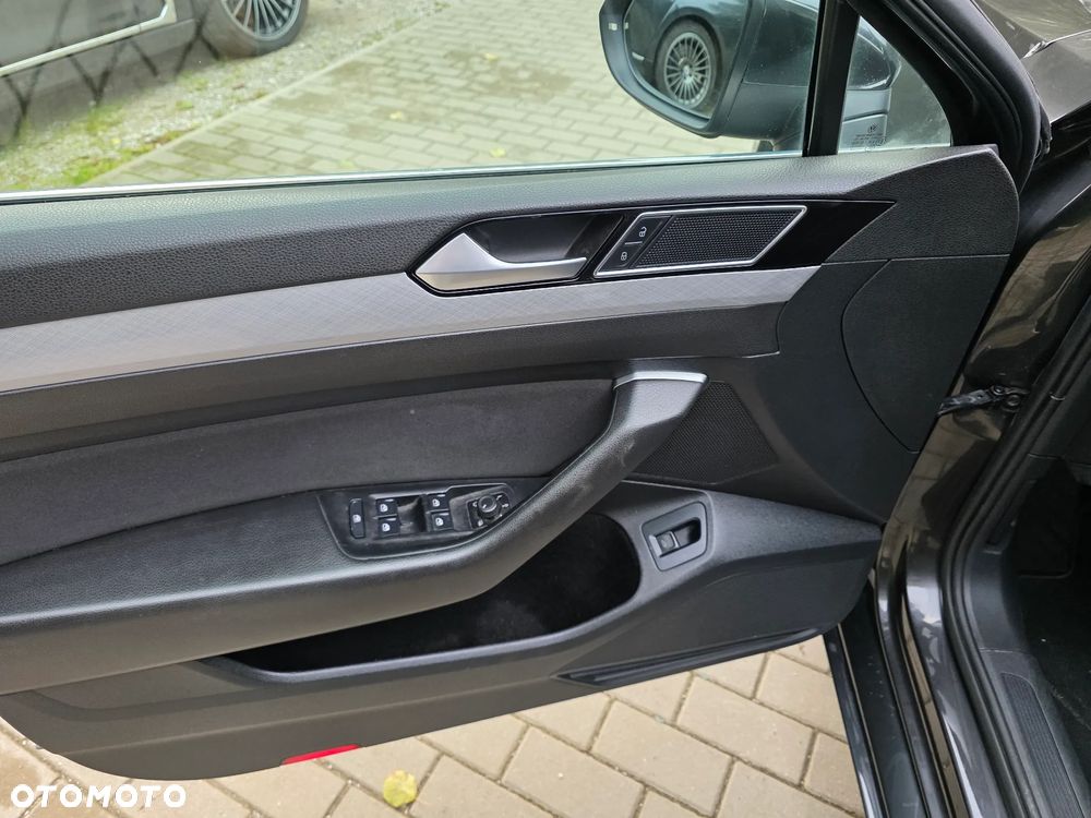 Volkswagen Passat - 11