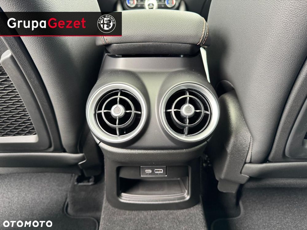 Alfa Romeo Stelvio - 16