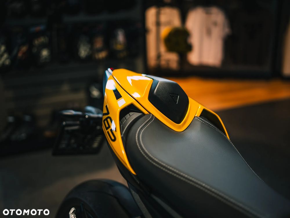 Triumph Street Triple - 9