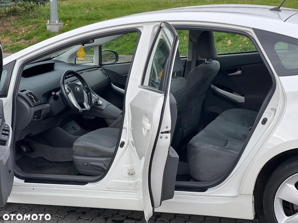 Toyota Prius (Hybrid) Executive - 16