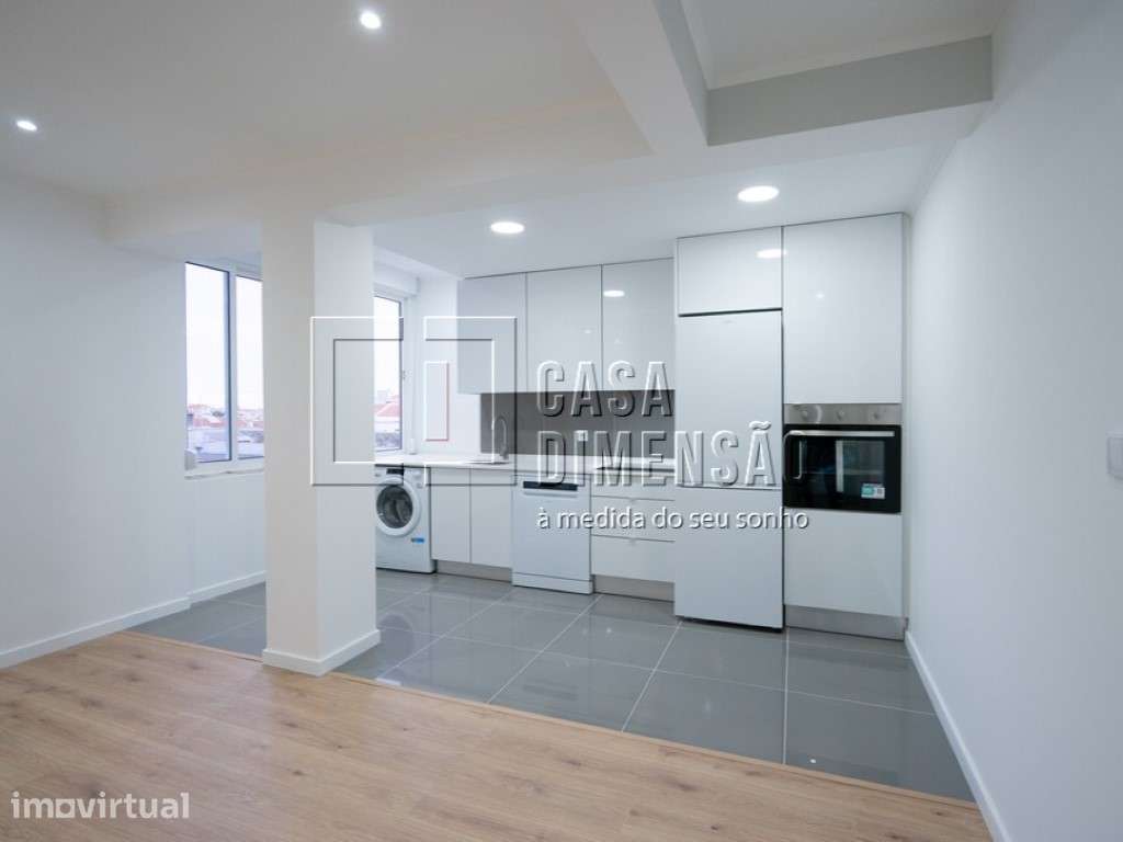 Apartamento T2, em fase de remodelação, com varanda, na Amadora. Um... - Grande imagem: 2/26