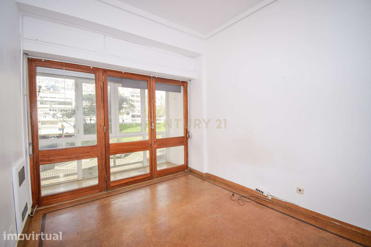 T3+1 com excelentes áreas na carismática e tradicional zona da Estrela - Grande imagem: 3/32