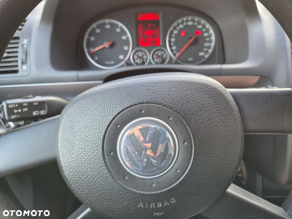 Volkswagen Touran - 23