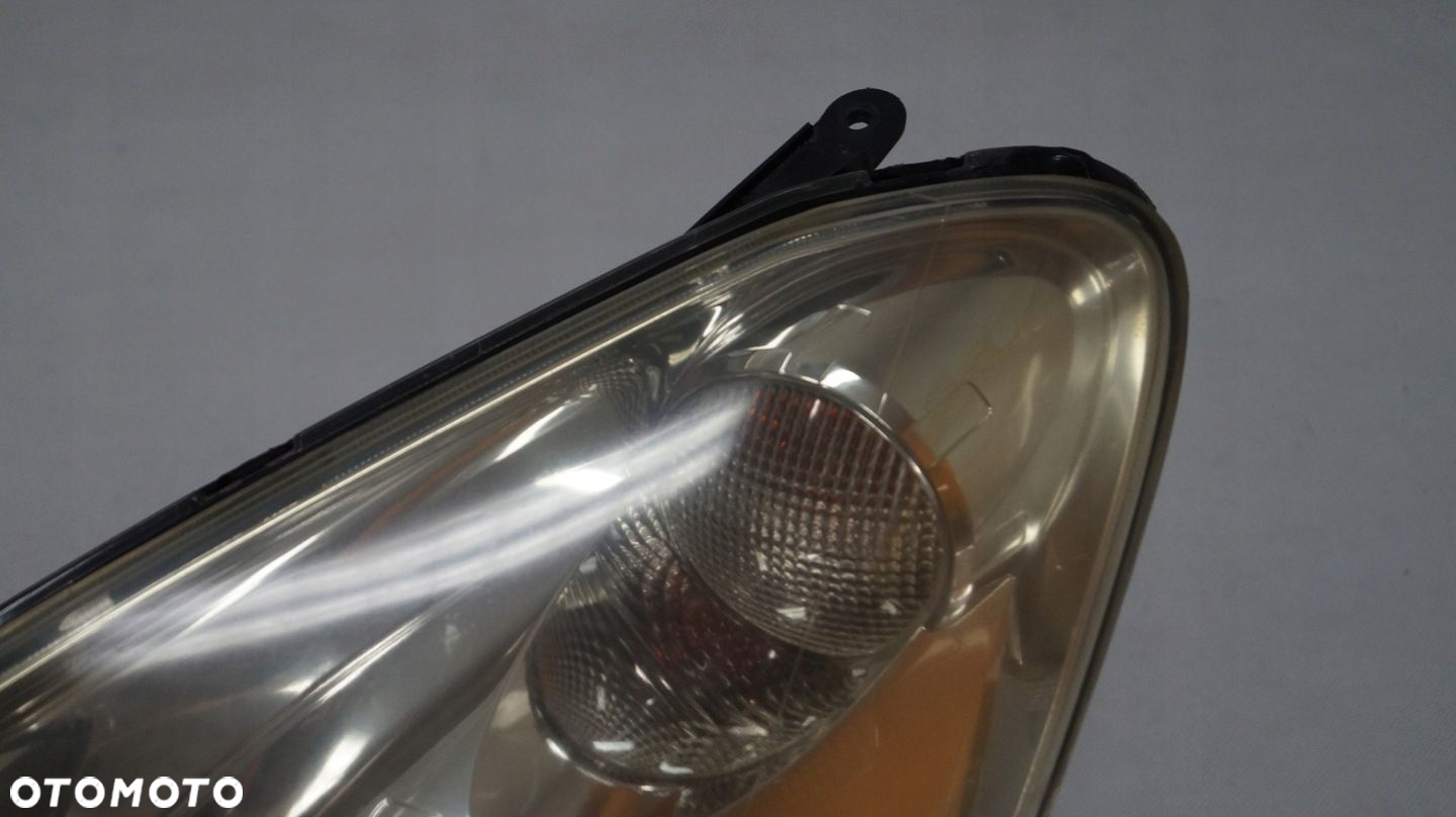 LAMPA PRZEDNIA LEWA TOYOTA COROLLA VERSO II - 2