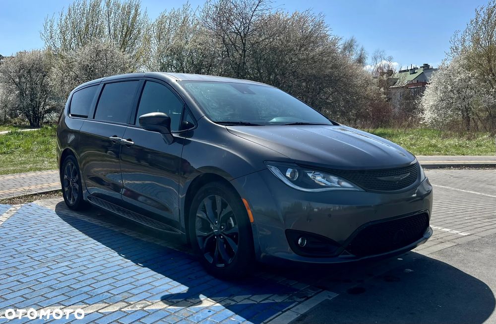 Chrysler Pacifica - 4