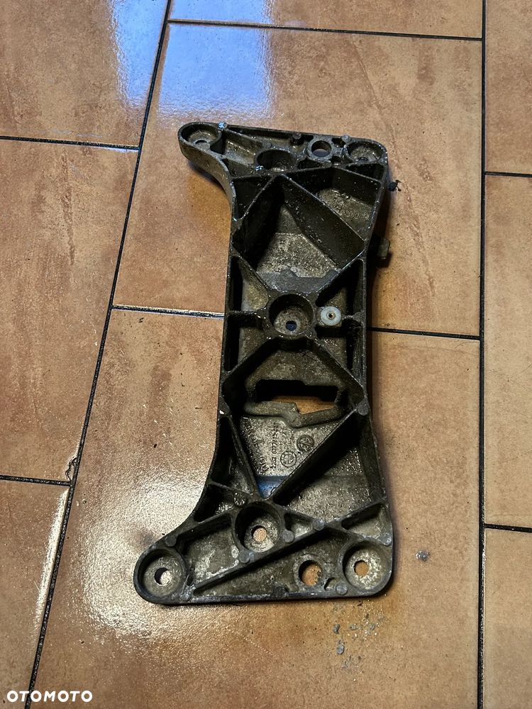 UCHWYT PODTRZYMUJĄCY SKRZYNIE BIEGÓW BMW F06 6777613 - 2