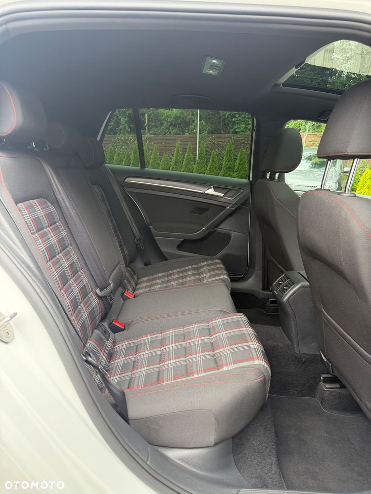 Volkswagen Golf GTI (BlueMotion Technology) - 26