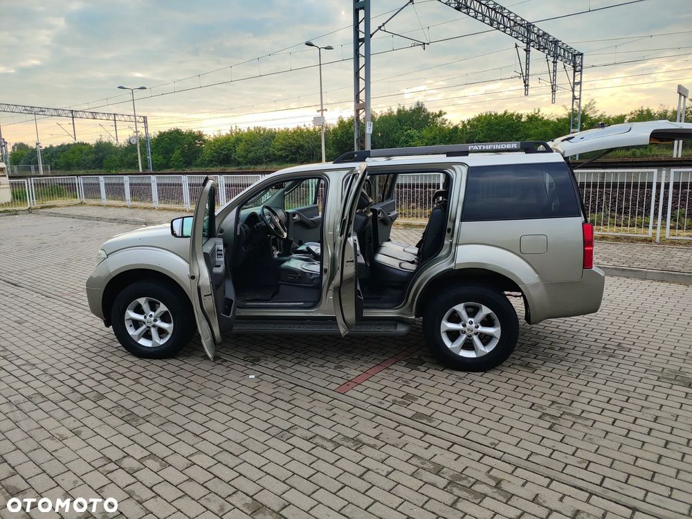 Nissan Pathfinder 2.5 D LE - 17