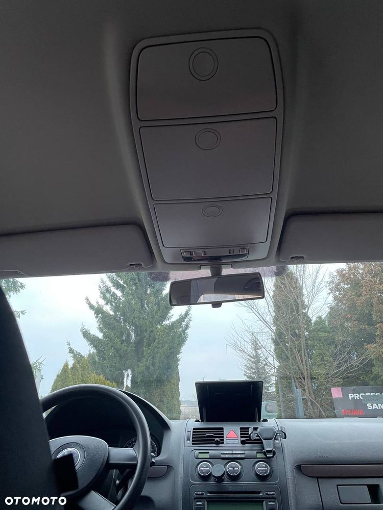 Volkswagen Touran 1.9 TDI Conceptline DSG - 25