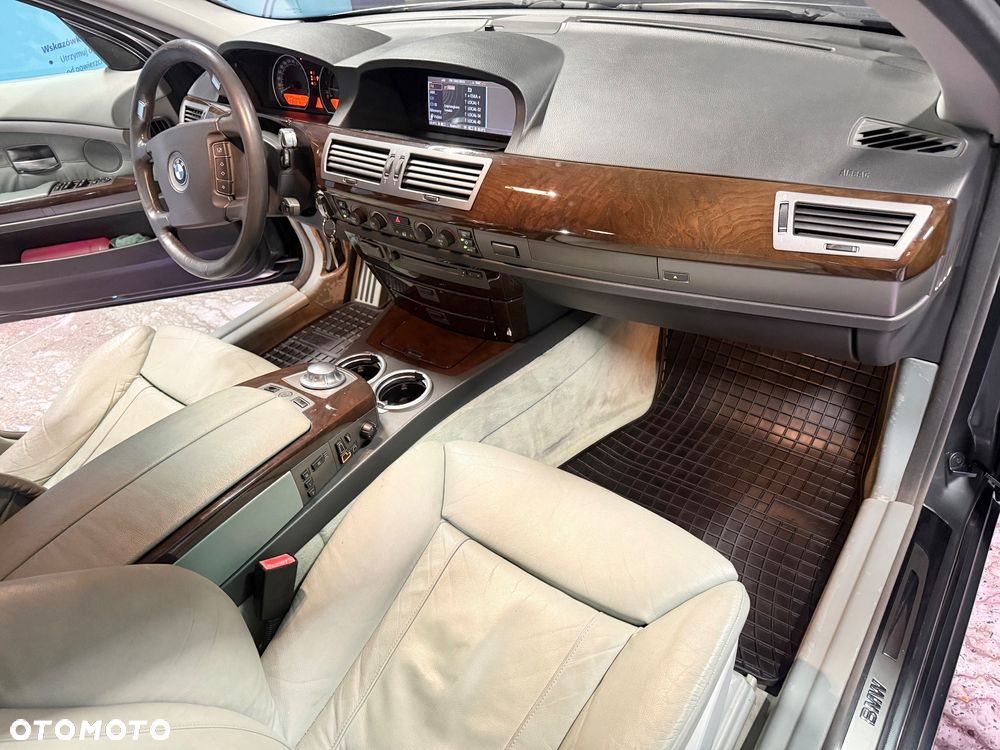 BMW Seria 7 745i - 22