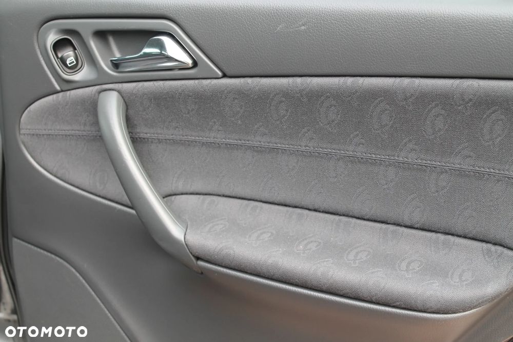 Mercedes-Benz Klasa C 200 CGI Elegance - 22