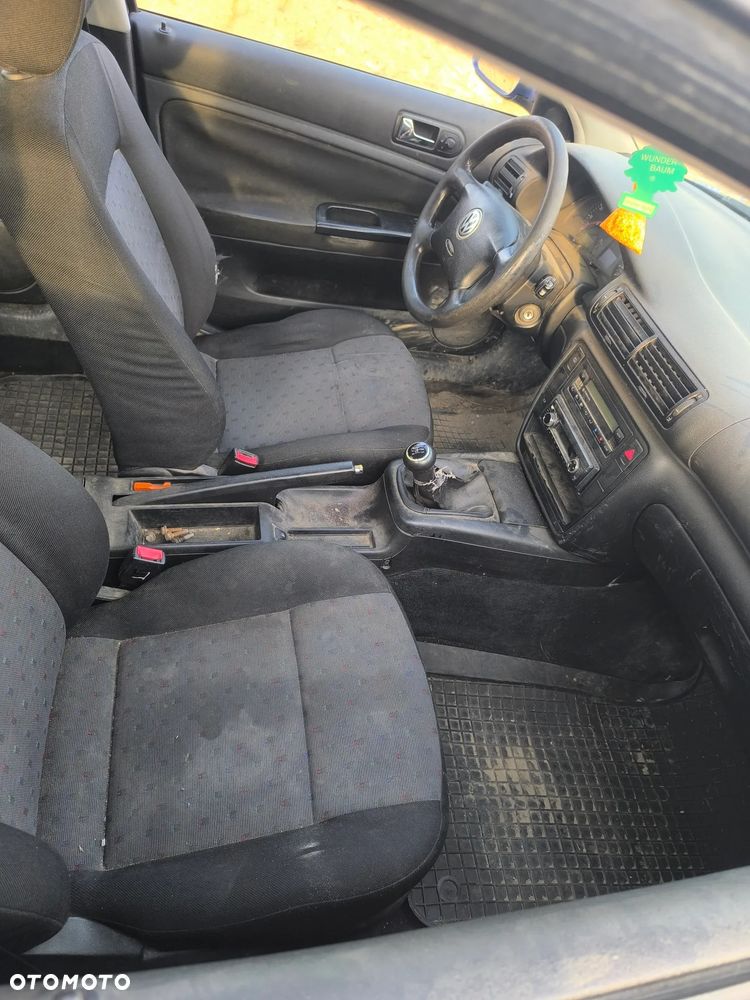 Volkswagen Passat 1.6 - 4