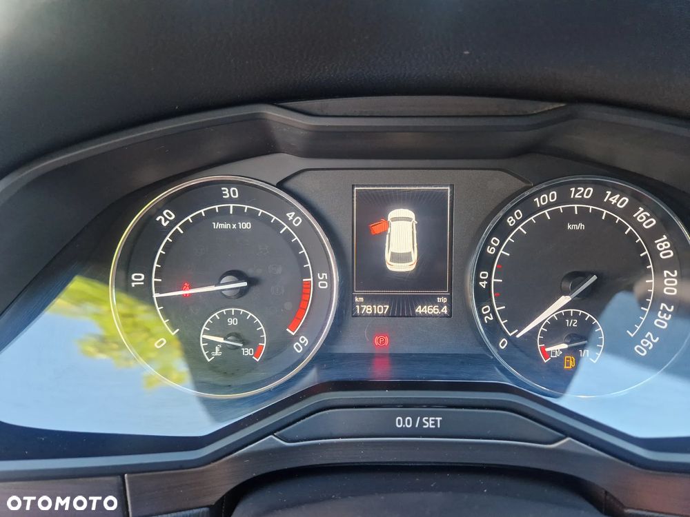 Skoda Superb Combi 1.6 TDI GreenLine - 24