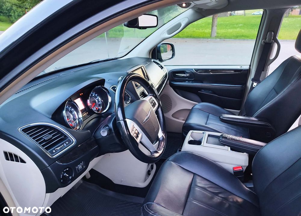 Chrysler Town & Country 3.6 Limited - 32