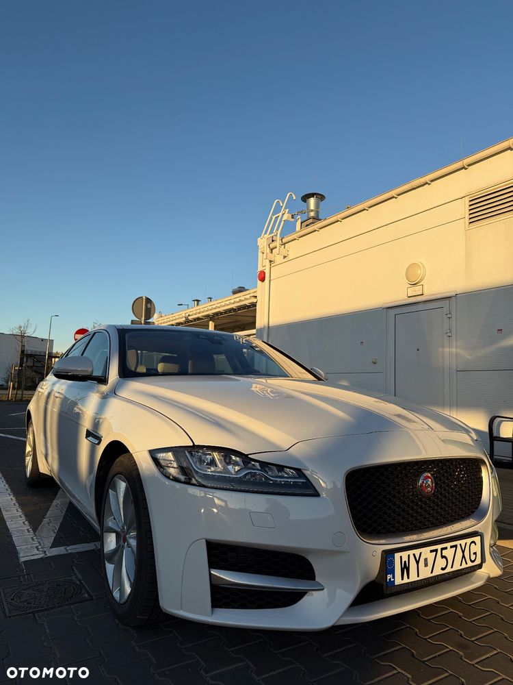 Jaguar XF 2.0 T R-Sport - 22