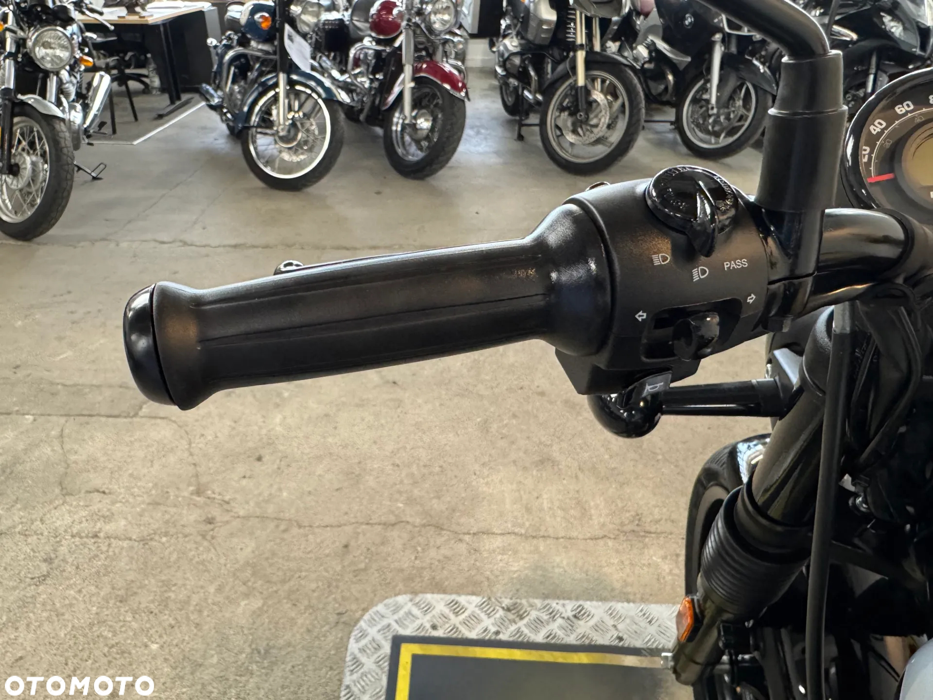 Royal Enfield HNTR - 30