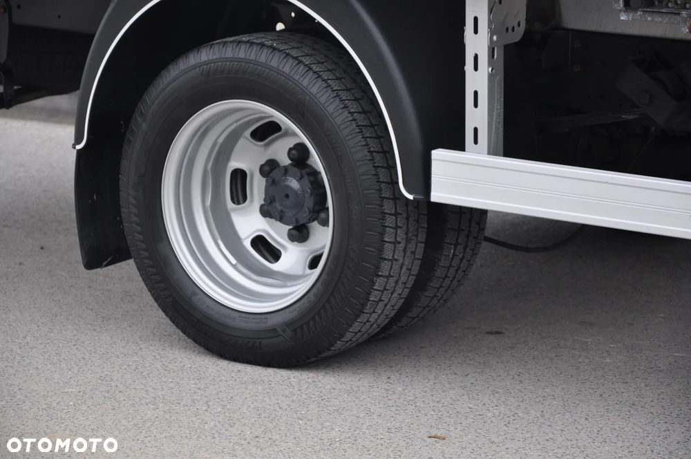 Iveco DAILY AUTOMAT CHŁODNIA MROŹNIA IZOTERMA CARRIER HI-MATIC NA BLIŹNIAKU KRAJOWE BEZWYPADKOWE ZASILANIE ZEWNETRZNE 230 V - 27