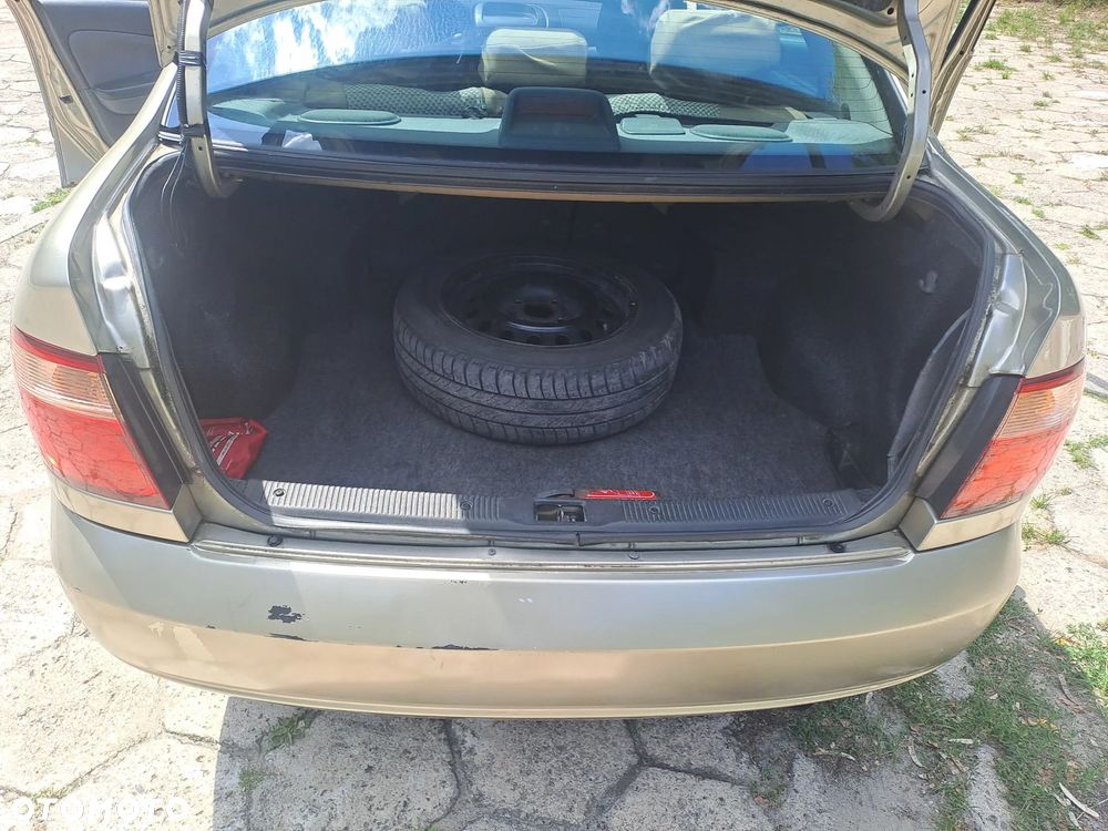 Nissan Almera 1.5 Base - 5