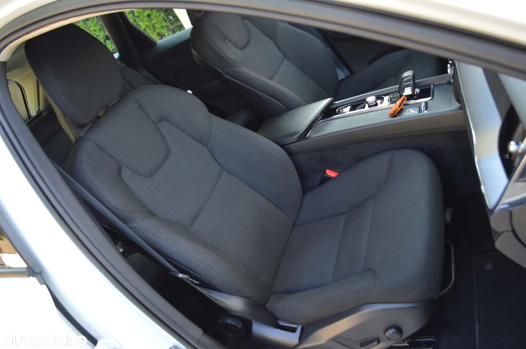 Volvo XC 60 B4 MHEV AT AWD Core - 24