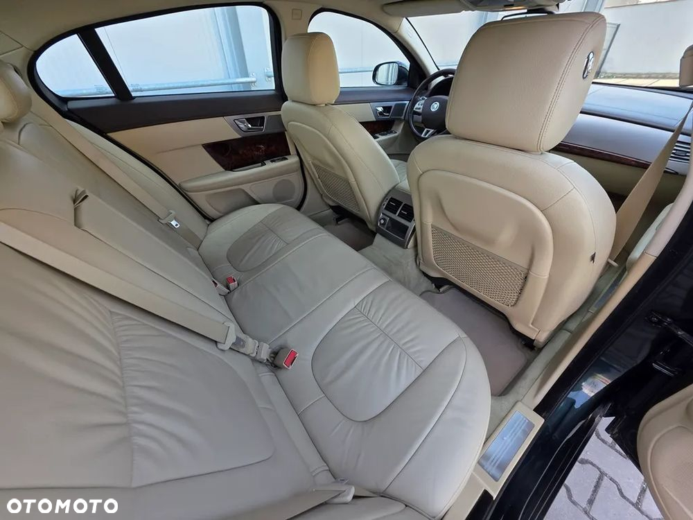 Jaguar XF 3.0 V6 D Premium Luxury - 25