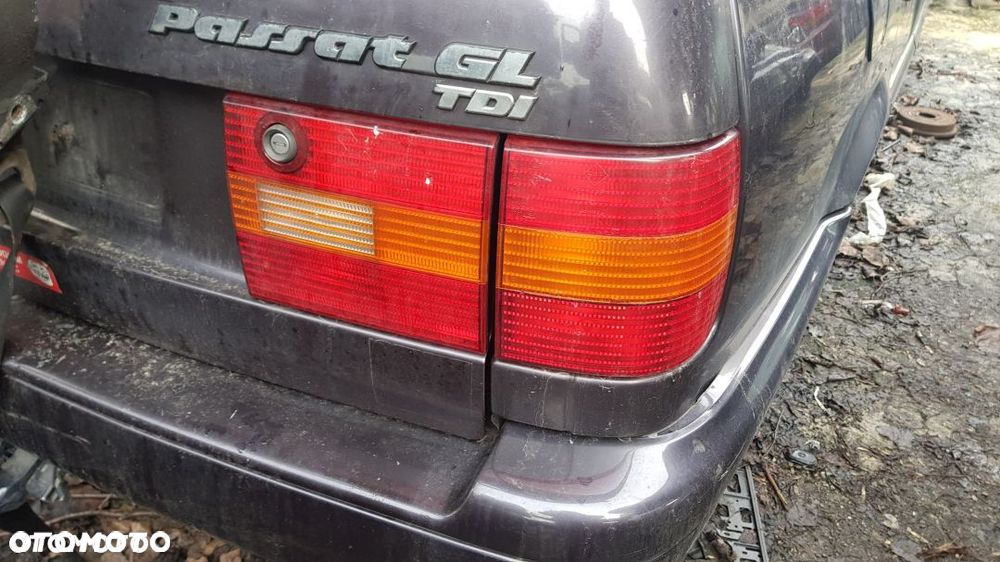 VW PASSAT B-4 KOMBI LAMPA W KLAPE PRAWA - 1