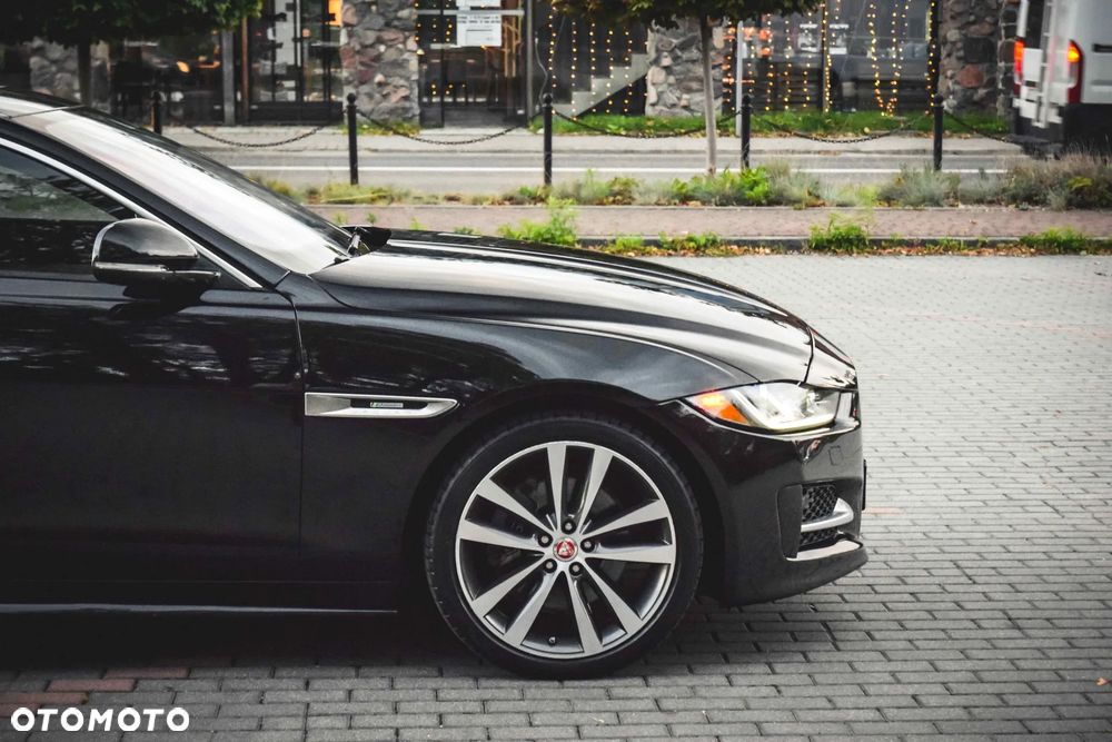 Jaguar XE 2.0 T R-Sport - 18