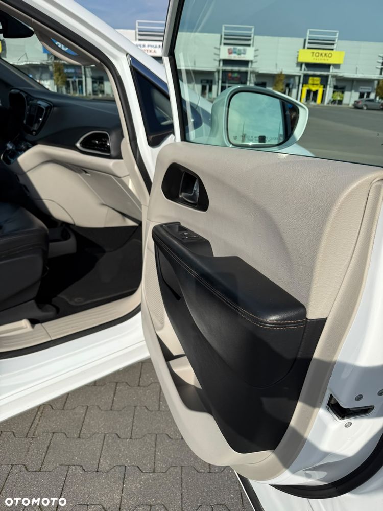 Chrysler Pacifica - 11