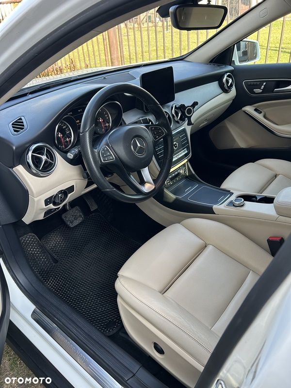 Mercedes-Benz GLA 250 7G-DCT UrbanStyle Edition - 12