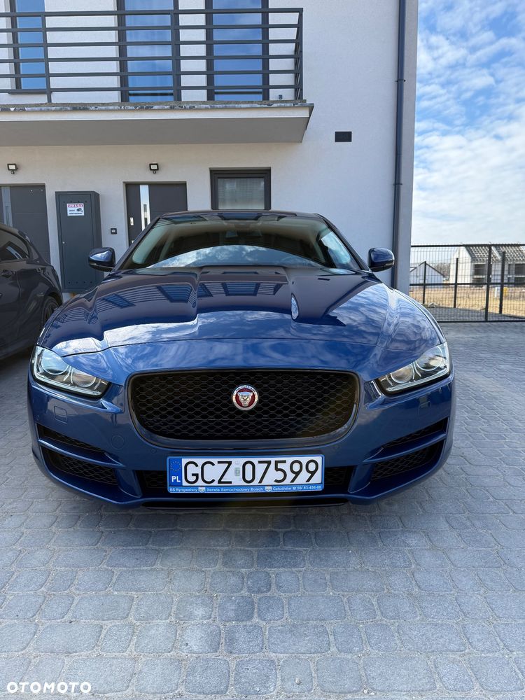 Jaguar XE 2.0 D Prestige - 4
