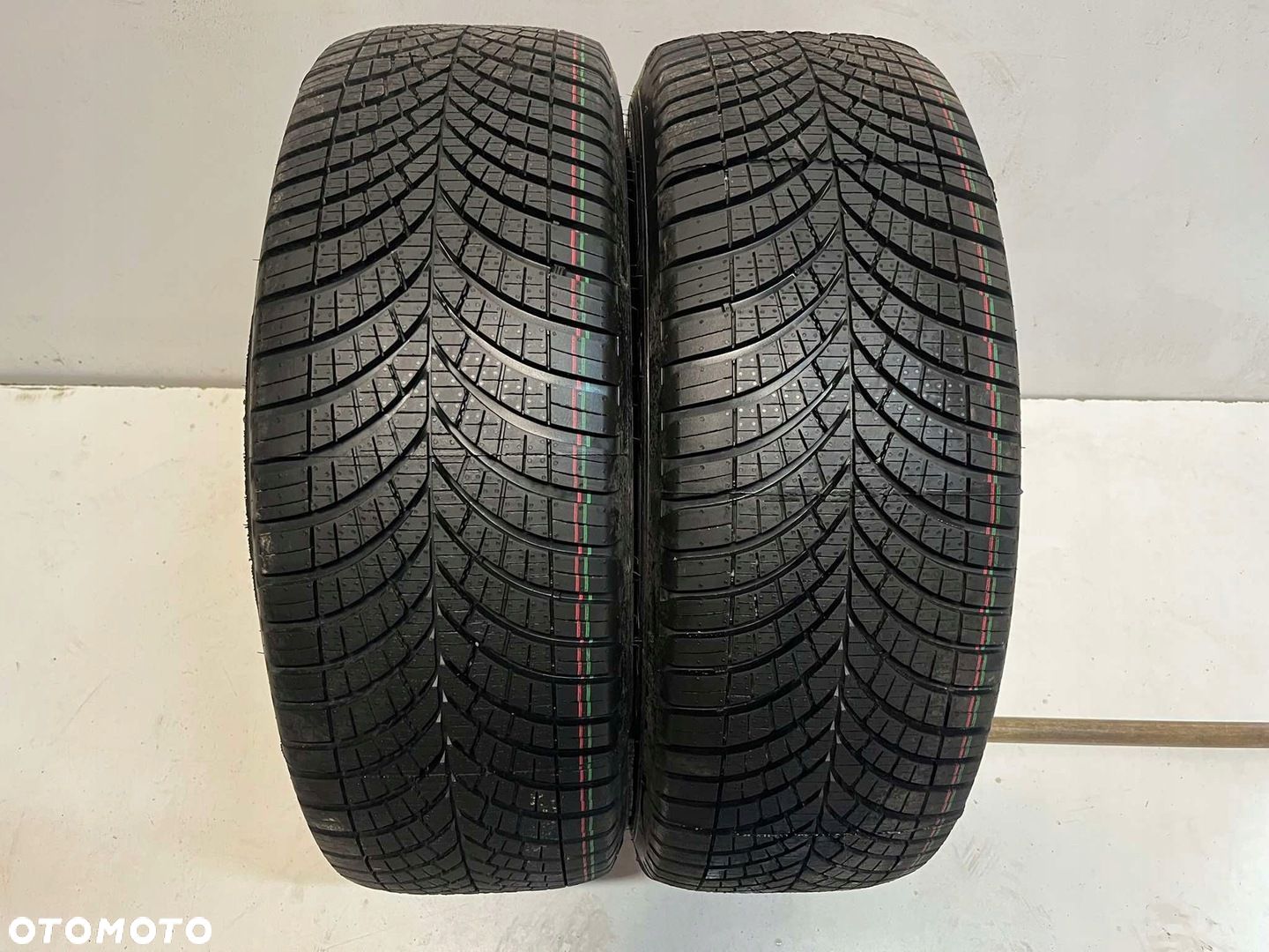 OPONY CAŁOROCZNE WIELOSEZONOWE GOODYEAR VECTOR 4SEASONS CARGO 235/65/16C - 1